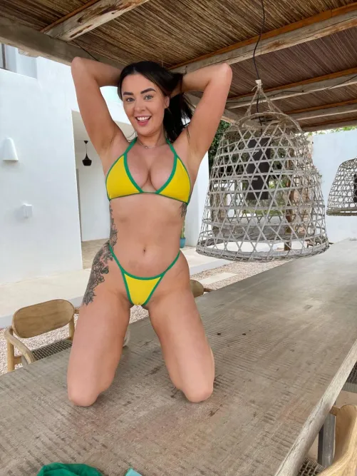 The neighbor who doesn’t need a pool to wear this