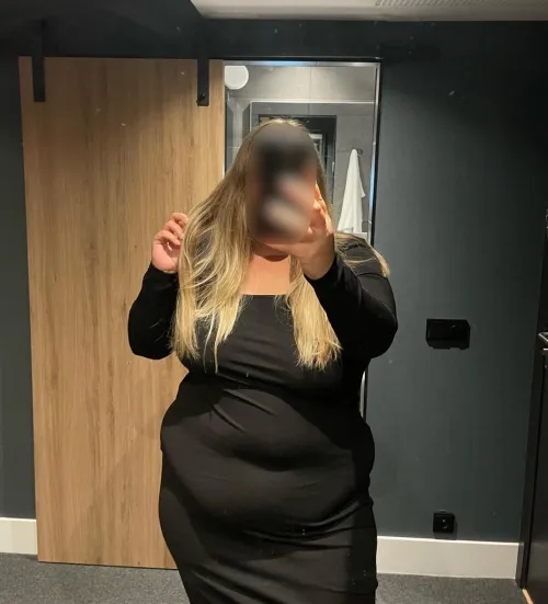 How does my belly look in this dress? 😍😳