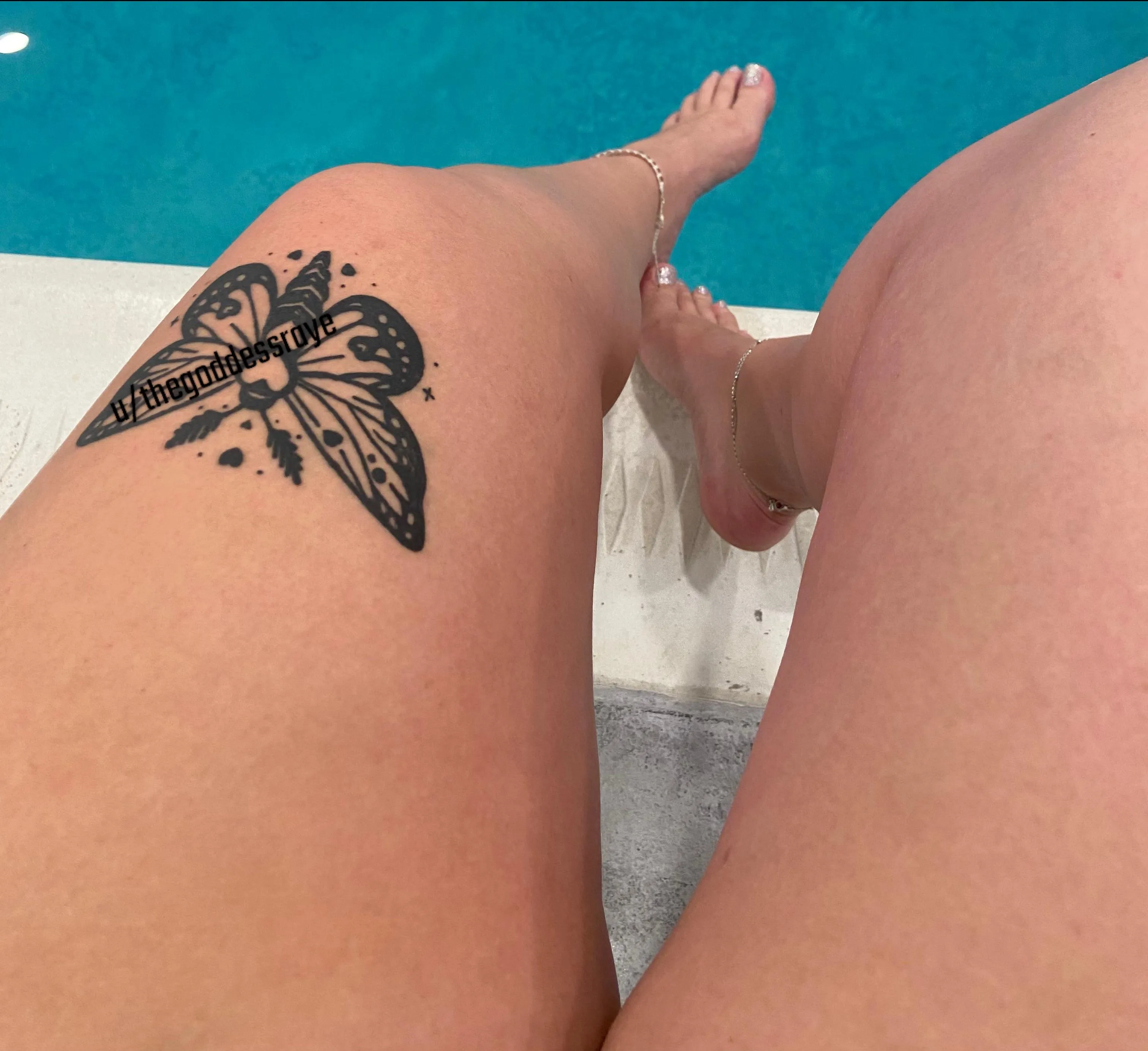 I want a man that’s brave enough to fuck my toes in public