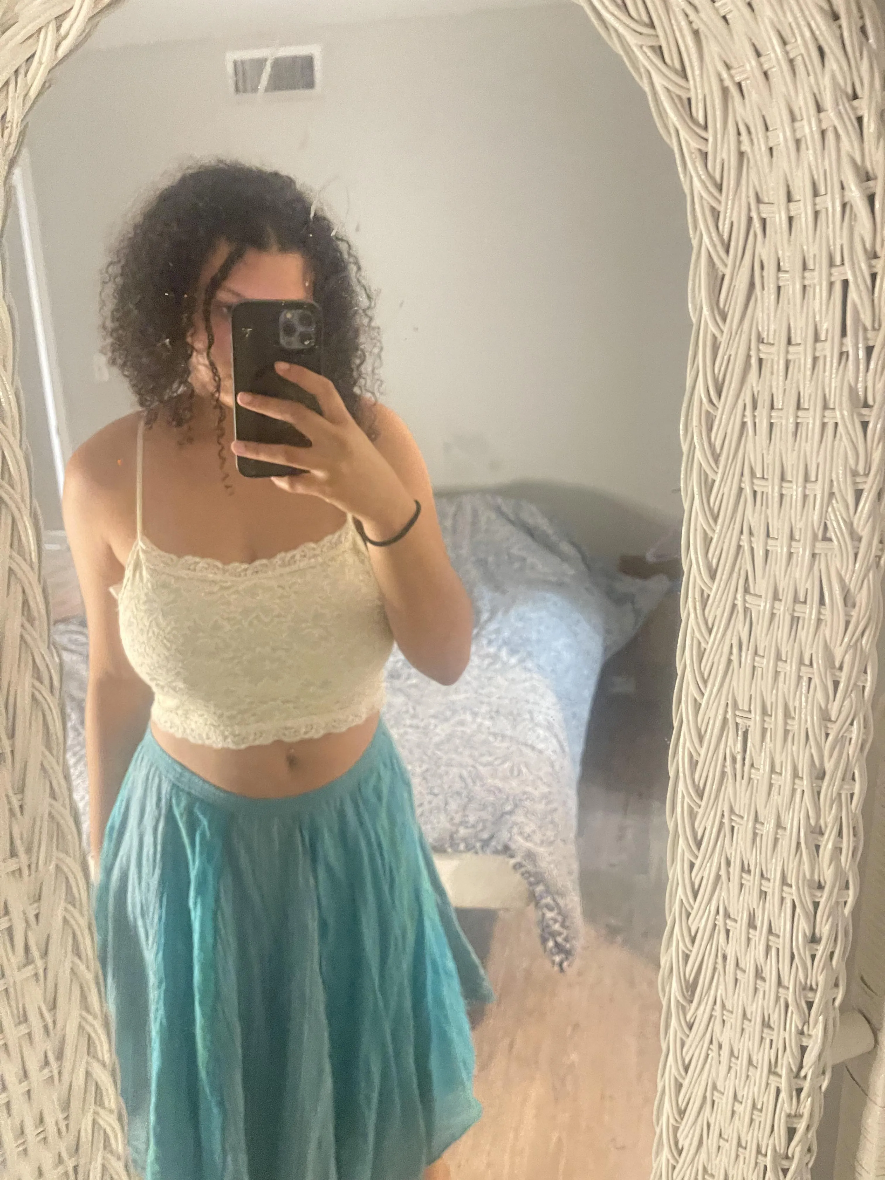 my mirrors dirty as fuck, but happy humpday regardless 🤣🖤