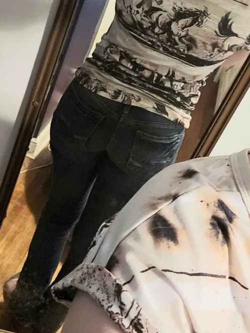 Some girls wear jeans so tight 'cause it feels so right