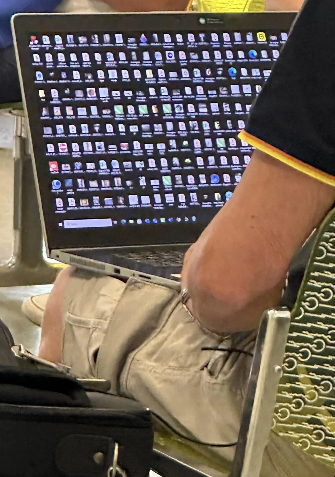 This guy’s desktop at airport