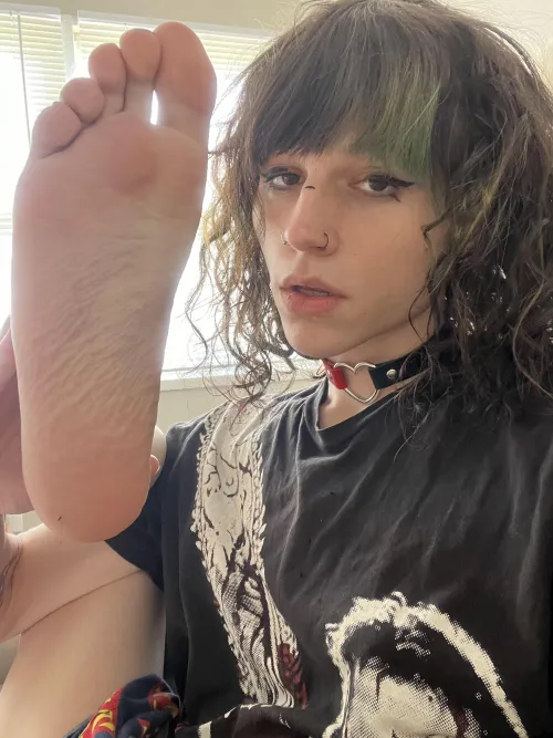 crazy how many videos i have of my pretty lil feet 🥰