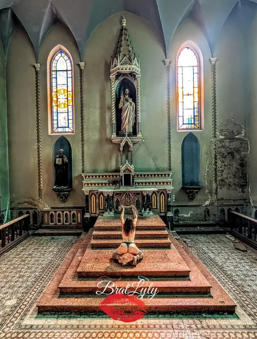 I didn't just take photos in this church 😈