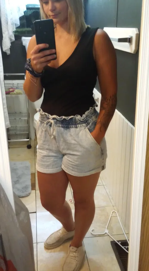 Say 'Y' if you want my nudes in your inbox. (I'll send it ASAP!)