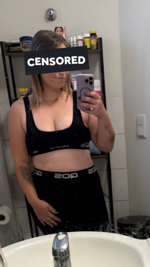 My wife’s favorite gym outfit 😏