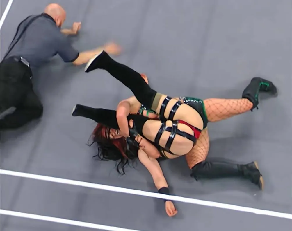 Stephanie Vaquer pinned by Jacy Jayne