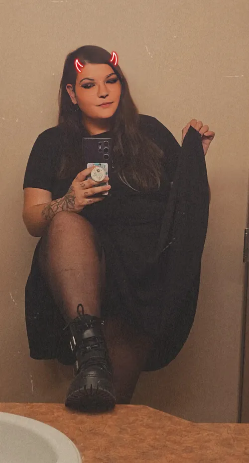 Chubby goth girls and big boots to soothe your soul 😈