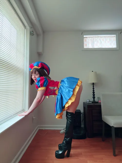 Pomni cosplay by Musclemommycosplays