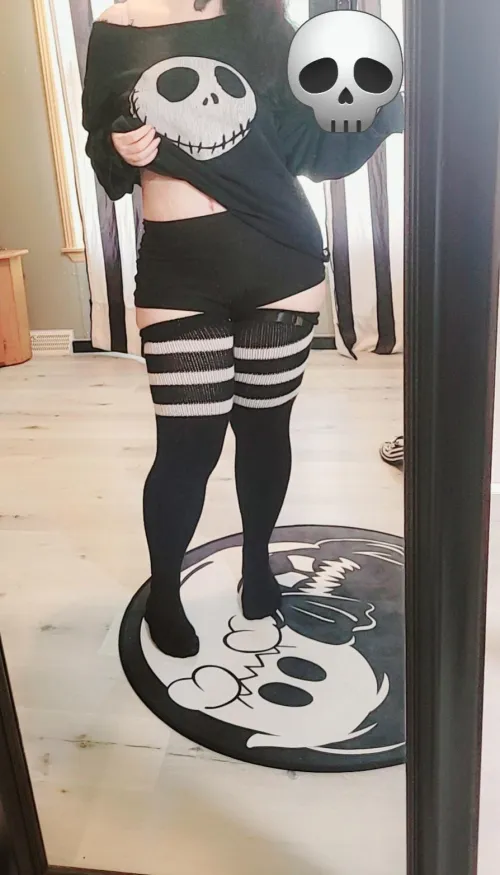 Spooky little kitten in a comfy fit