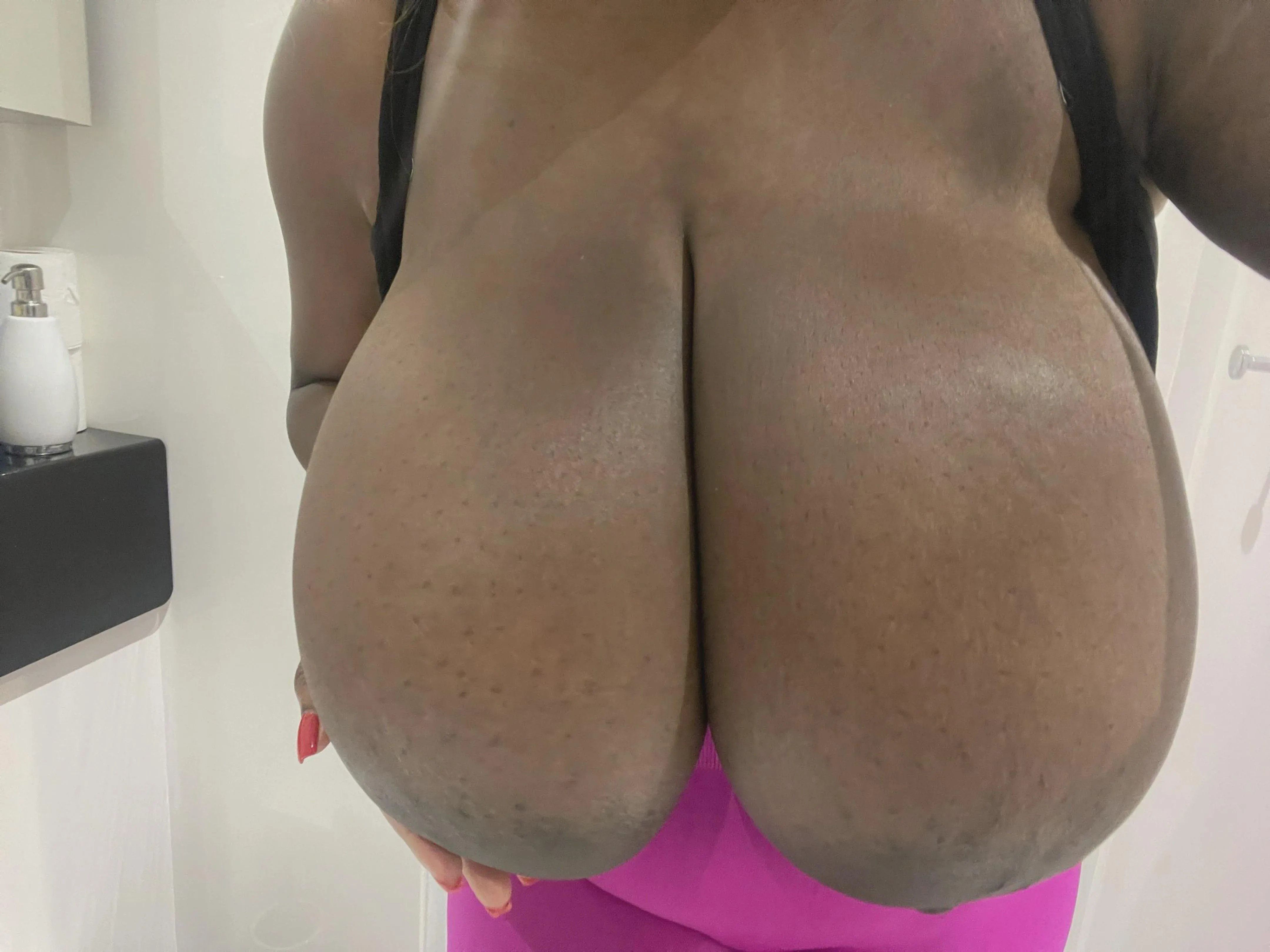 At the doctor's office doing a quick double titty flash 😜💦 huge hangers! Wanna see me do more? Customs! GFE! Menu!
