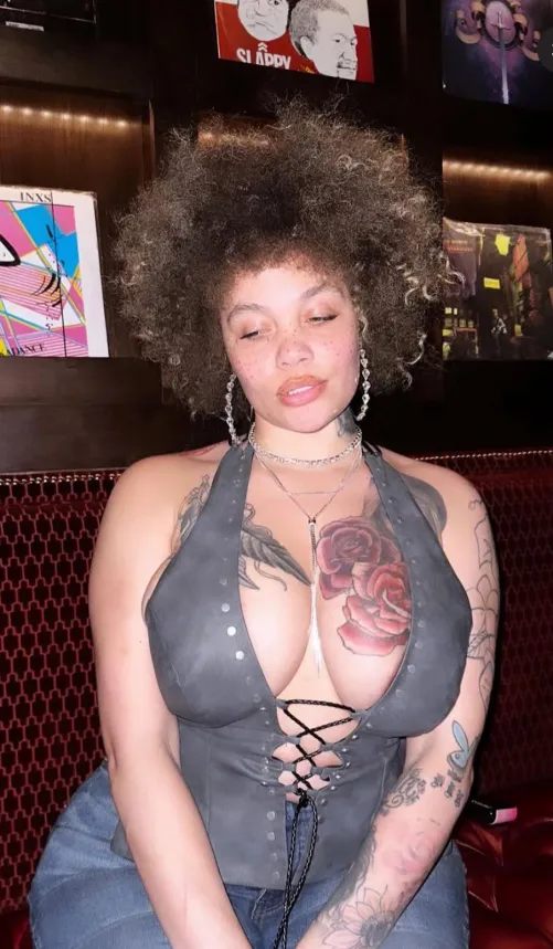 Fine ass aunty with those big as tittys