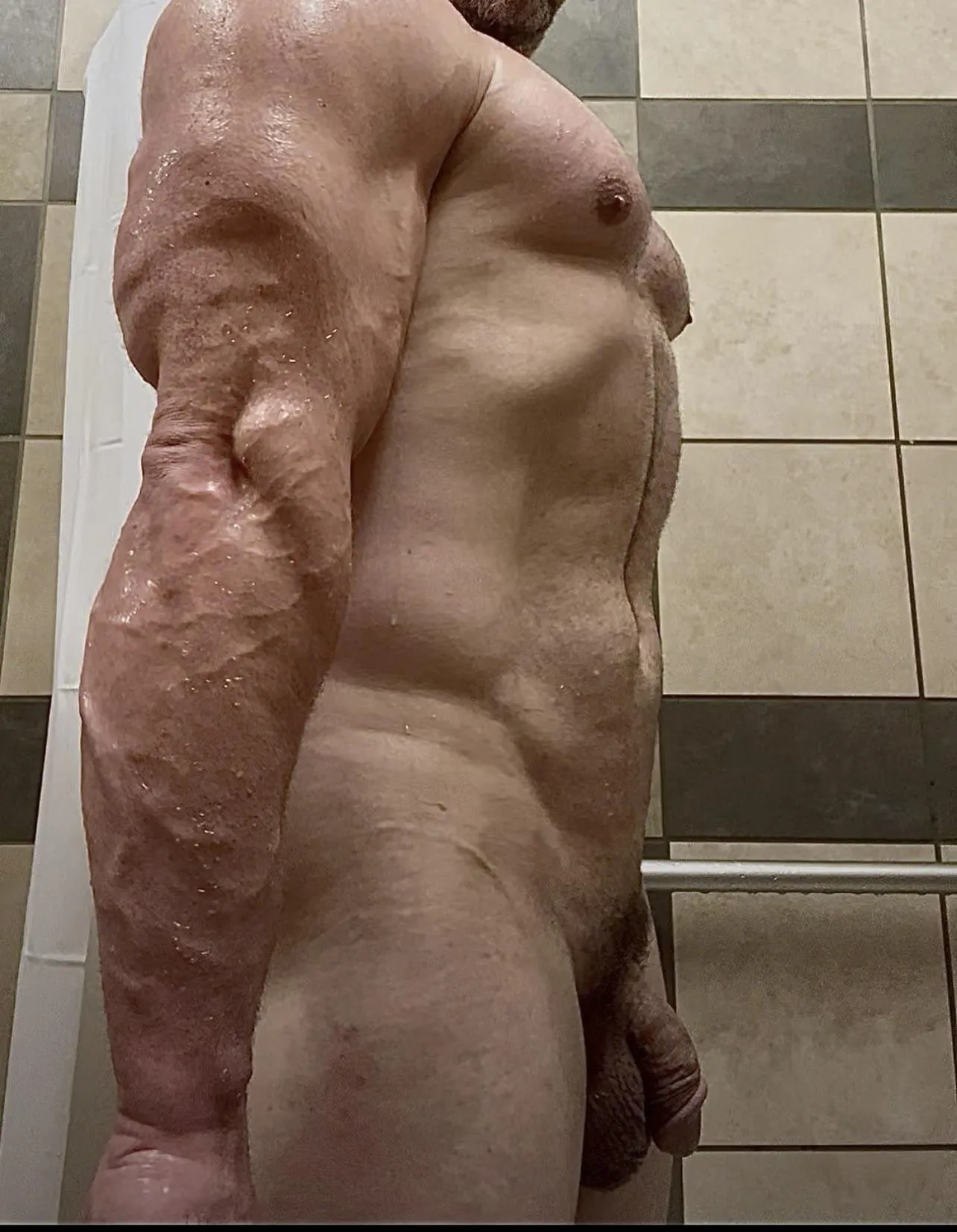 Raise your hand if you like thick married gym guys