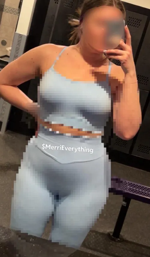 Don’t you wish you could kneel next to me at the gym? Maybe I’ll even drip my sweat on you 😏👑💸