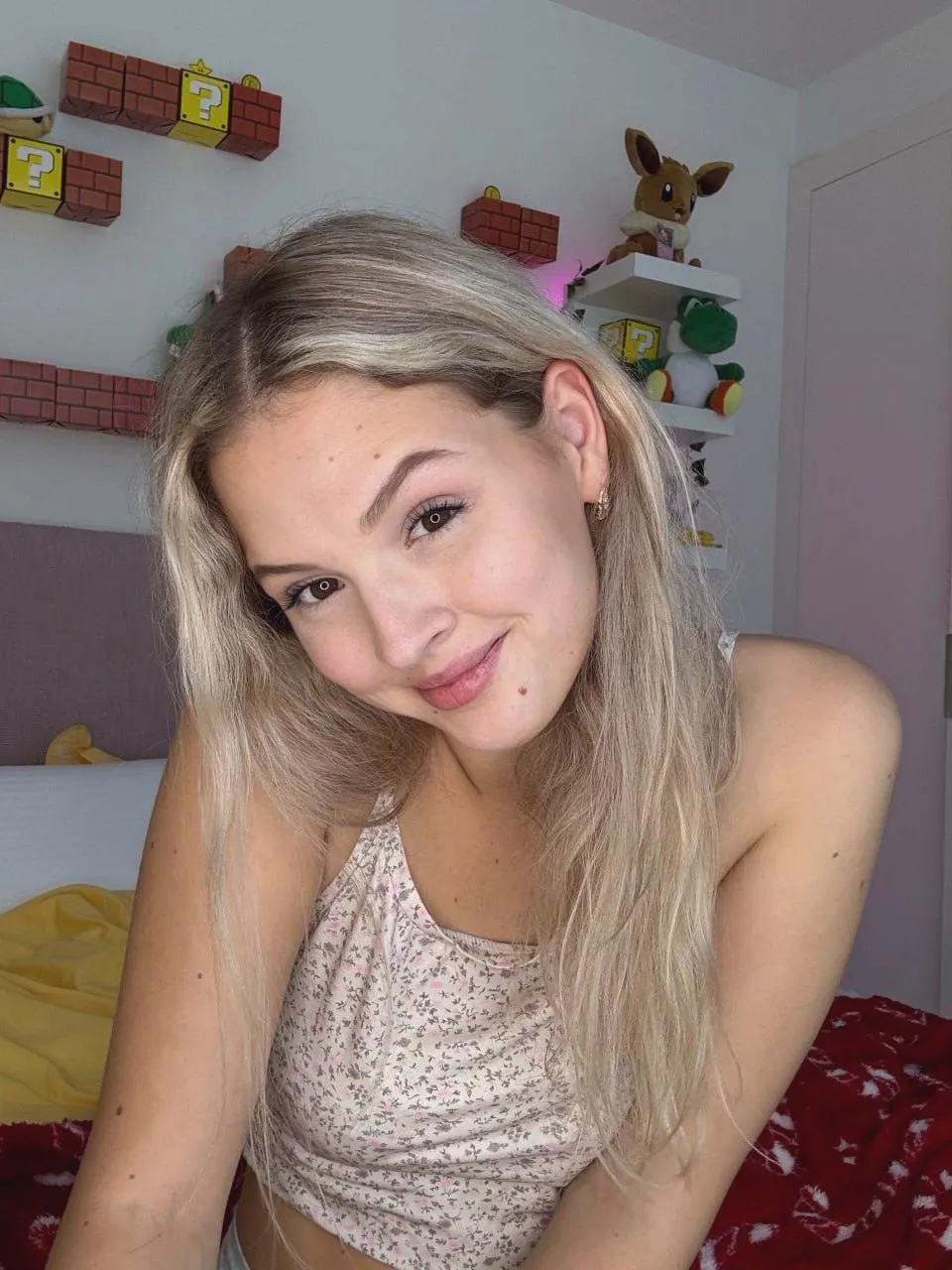 just a shy girl showing off her nerdy paradise