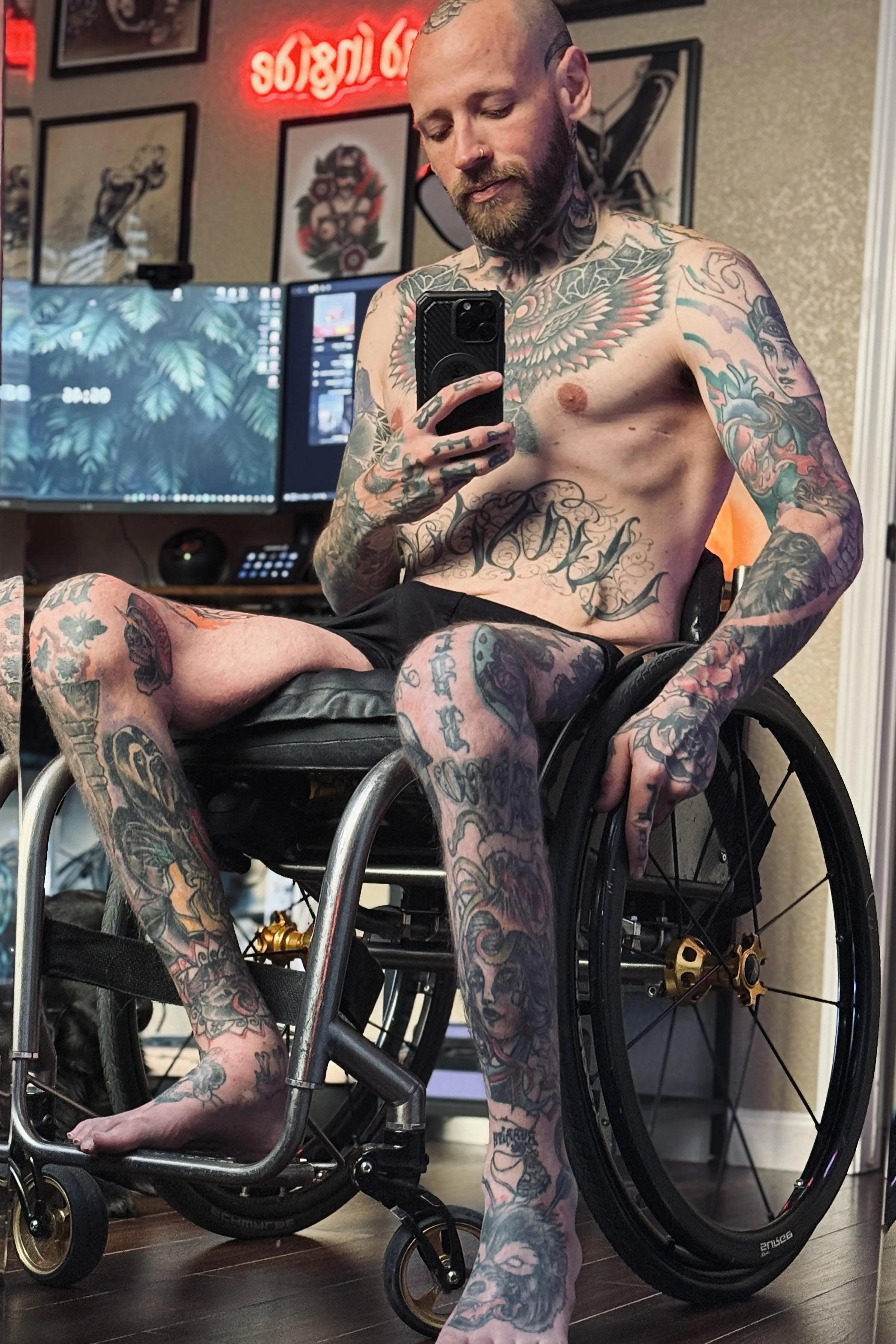 33 M Para | Are you just going to watch or will you give me a hand? 😏