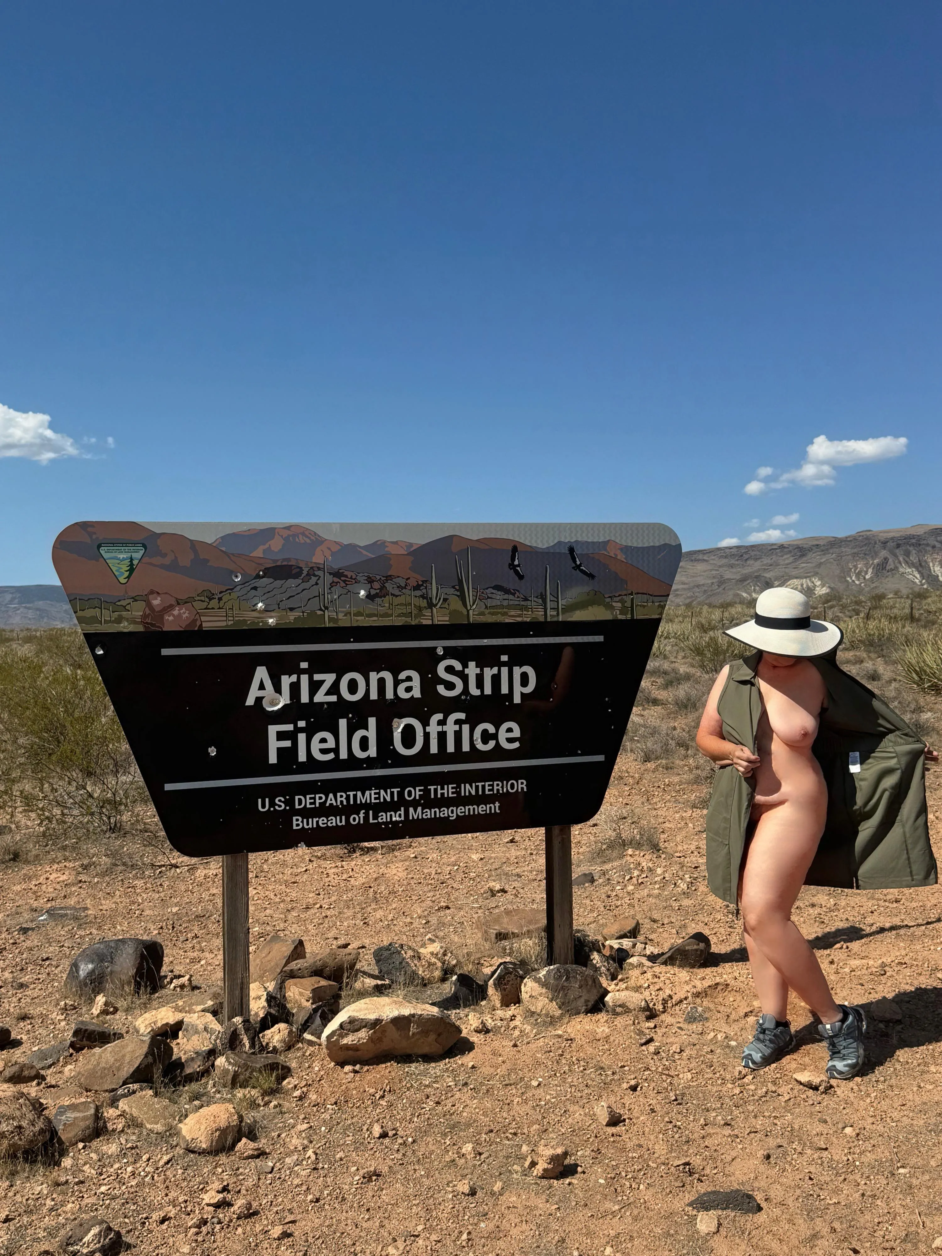 Stripping in the office can be scenic 🫣 Can’t it 🤷🏻‍♀️