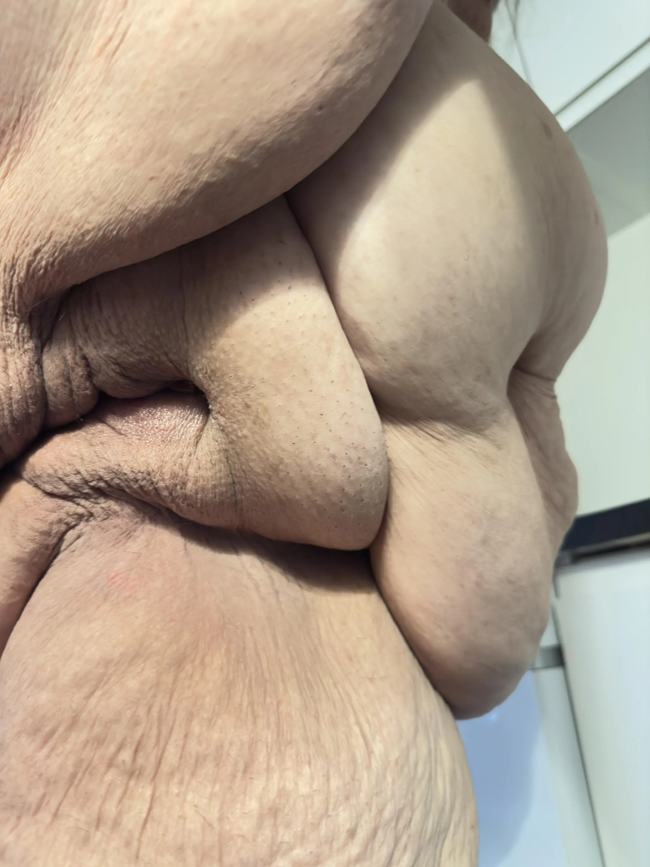 Look at that fupa. Now eat my pussy!