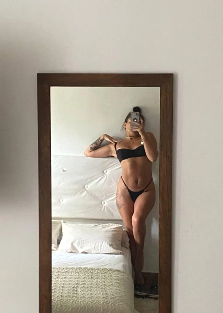 Salope mariée qui veut la langue d'une fille