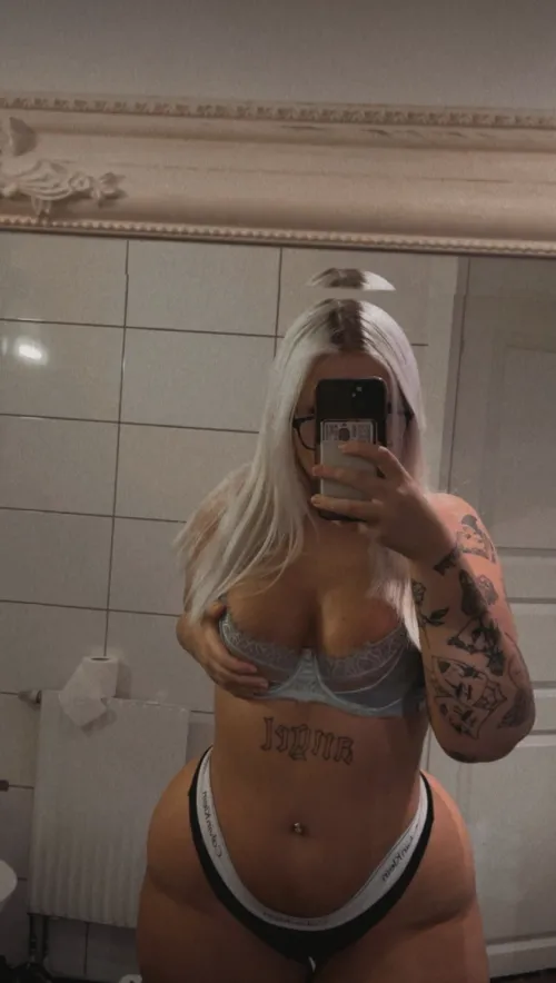 Love to be a home wive and hot at the same time