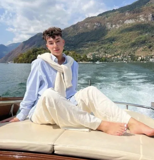 his white toes 😛😛