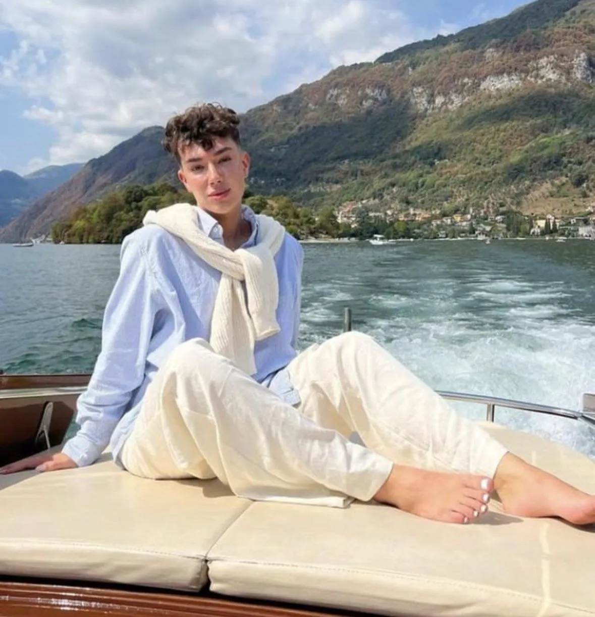 his white toes 😛😛