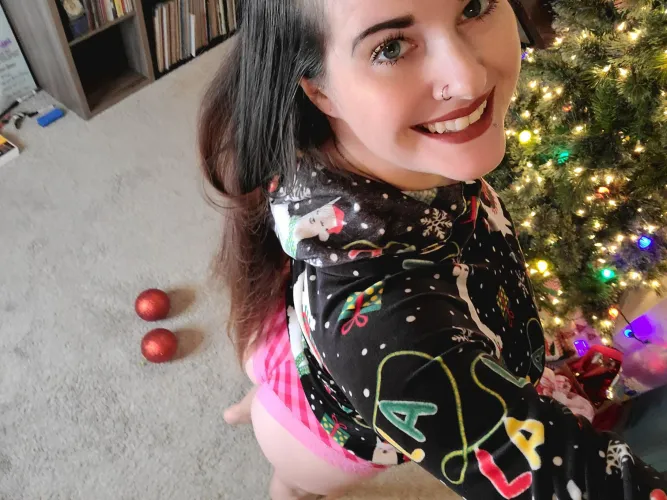 This cozy, cheeky girly wanted to let you all know she is going live on her page tonight. Subs are only $6 right now🎄 Happy Holidays!🎅