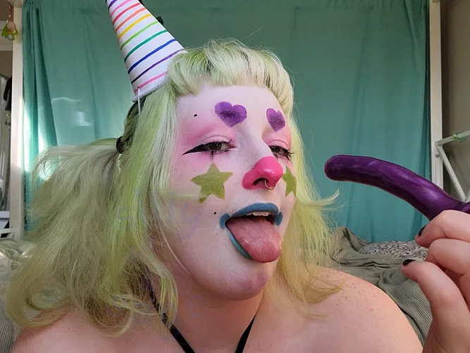 I need something a lil bigger in my mouth 🫢