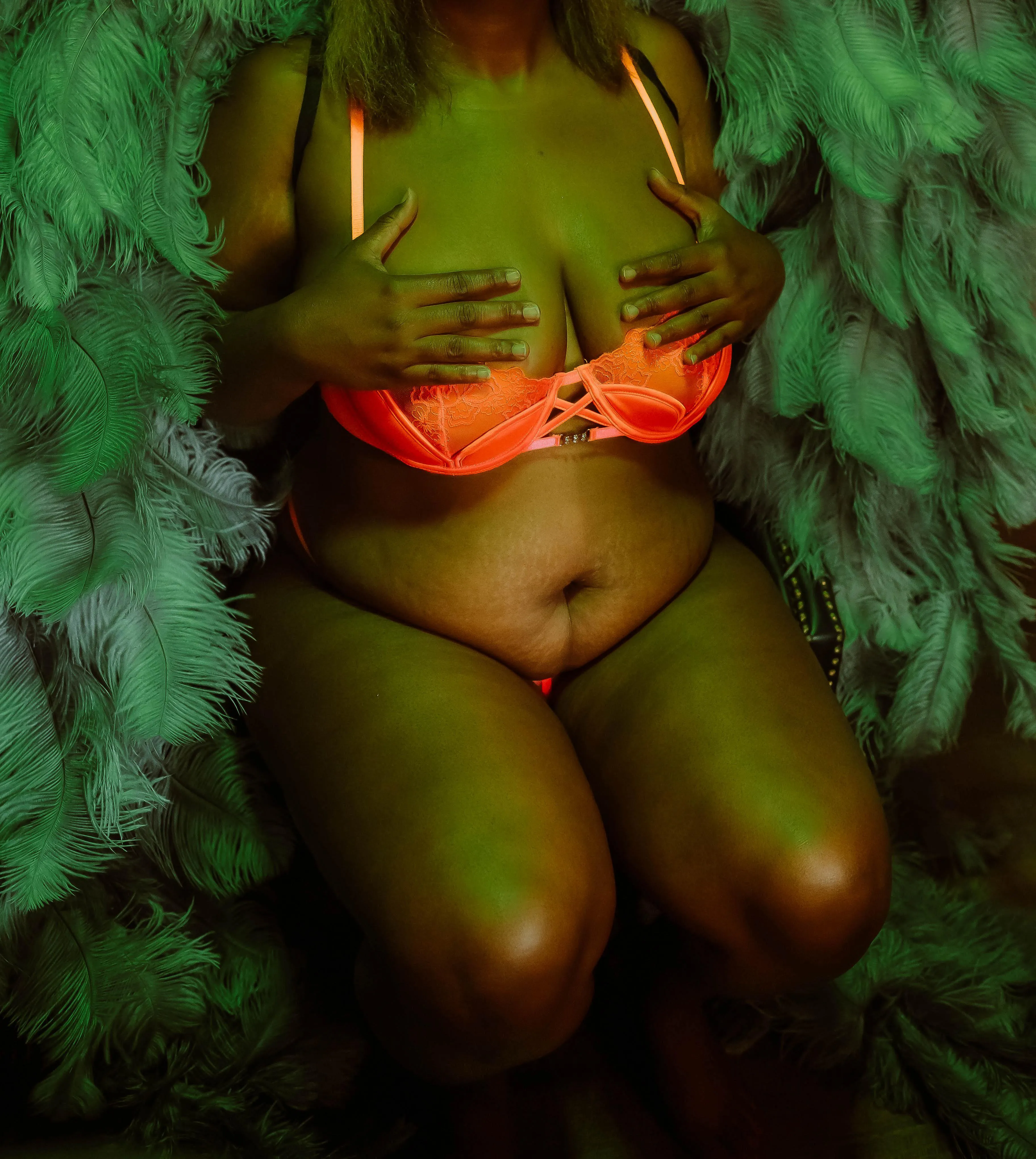 Something about lingerie and wings 🔥