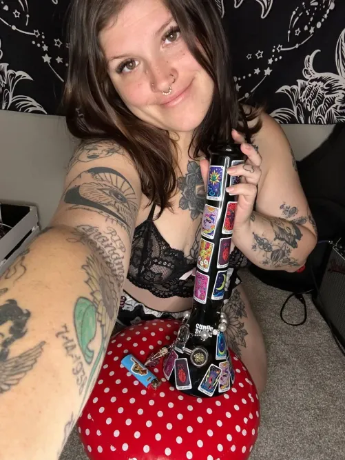 Curves like smoke, ink like poetry, vibe like indica