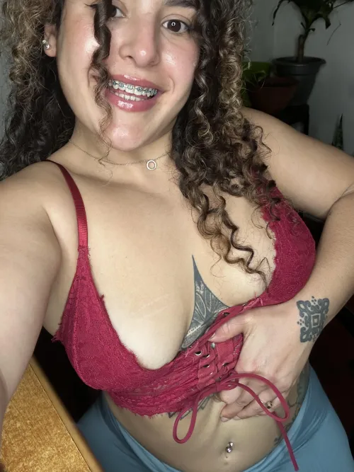 Come and put your index finger with a lot of saliva in my navel.