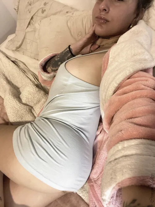 Cumfy in bed but way better with you between my legs