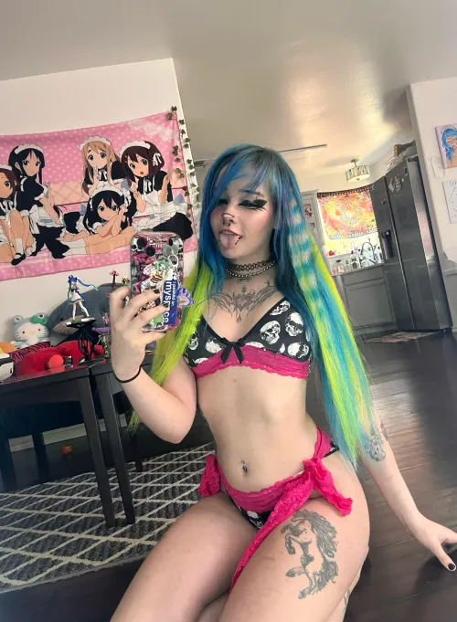 do older guys actually like shy geeky girls? 🥺