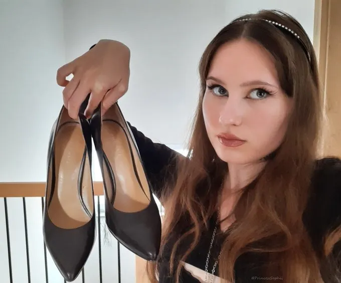 imagine gooning to the smell of those... while ur wife is watching