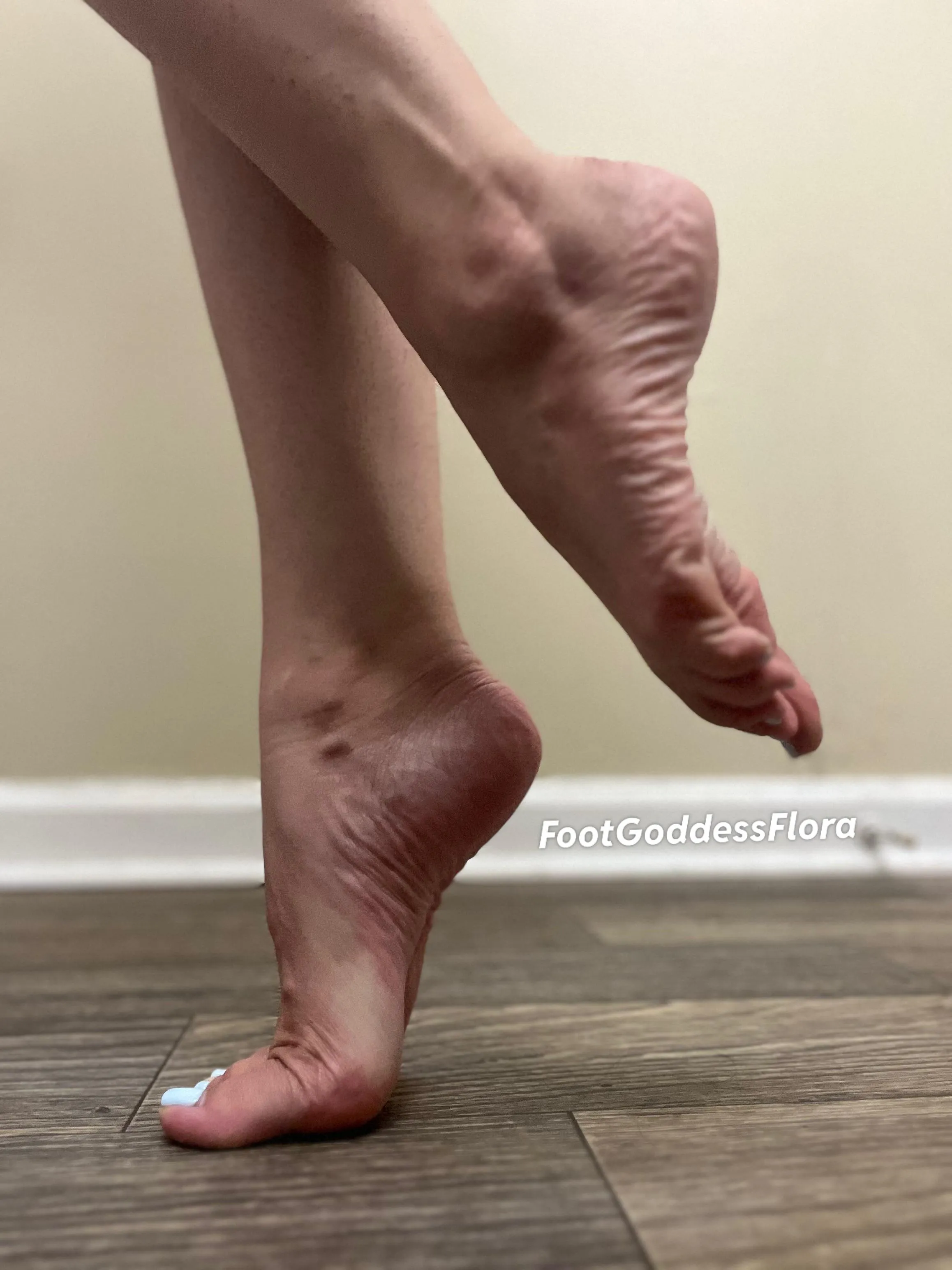 Lifted, pointed, and perfect 💕 every angle is mesmerizing