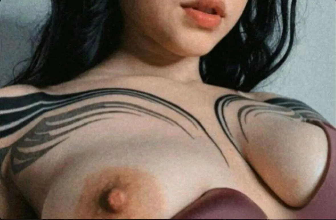 Pale tattooed tits looking sinful in bed