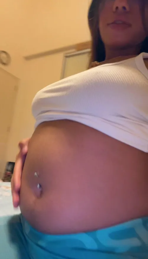 Getting harder to fit my belly into frame 🤭