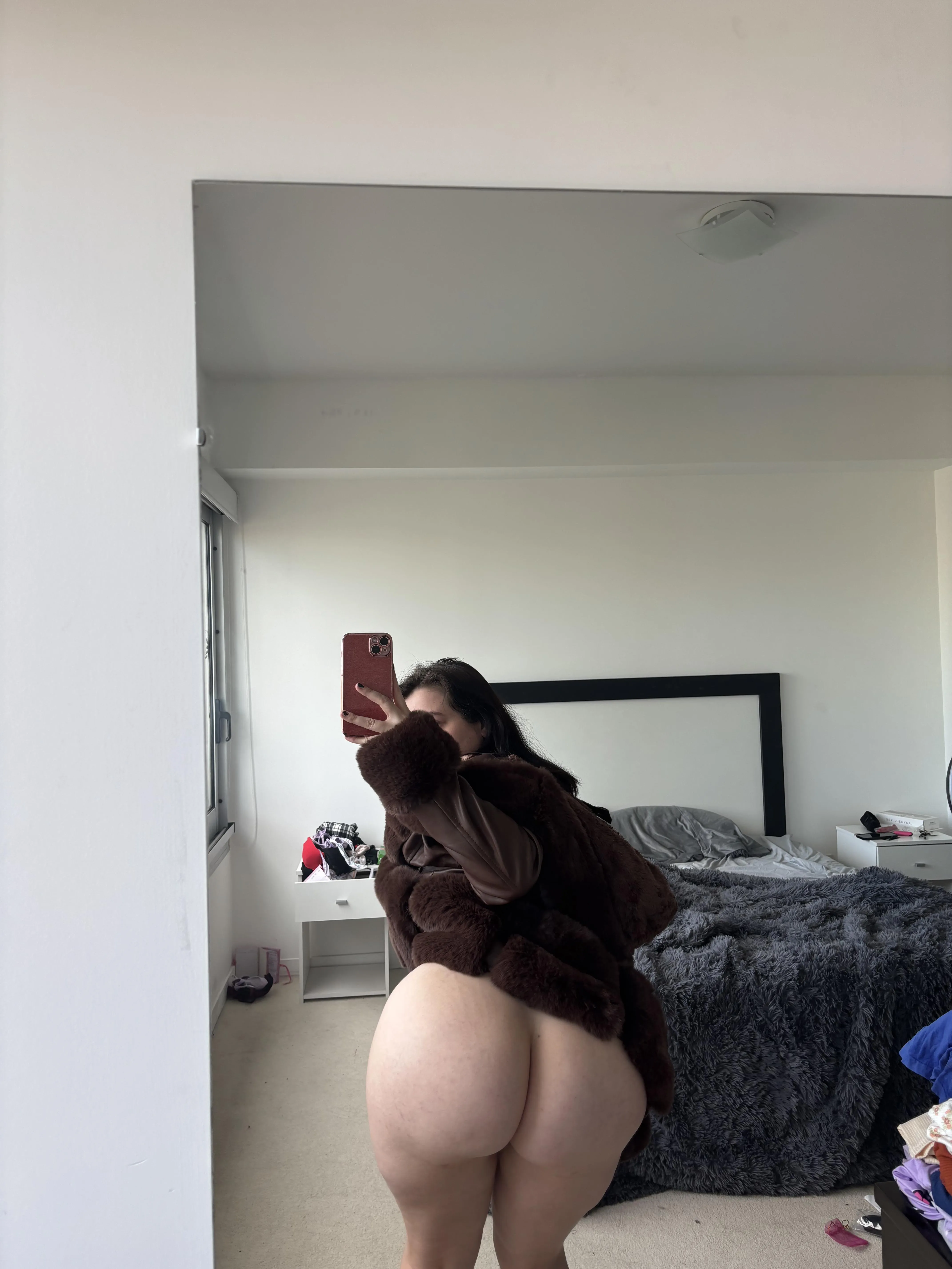 butt mirror selfie proof that this dumptruck deserves to be destroyed