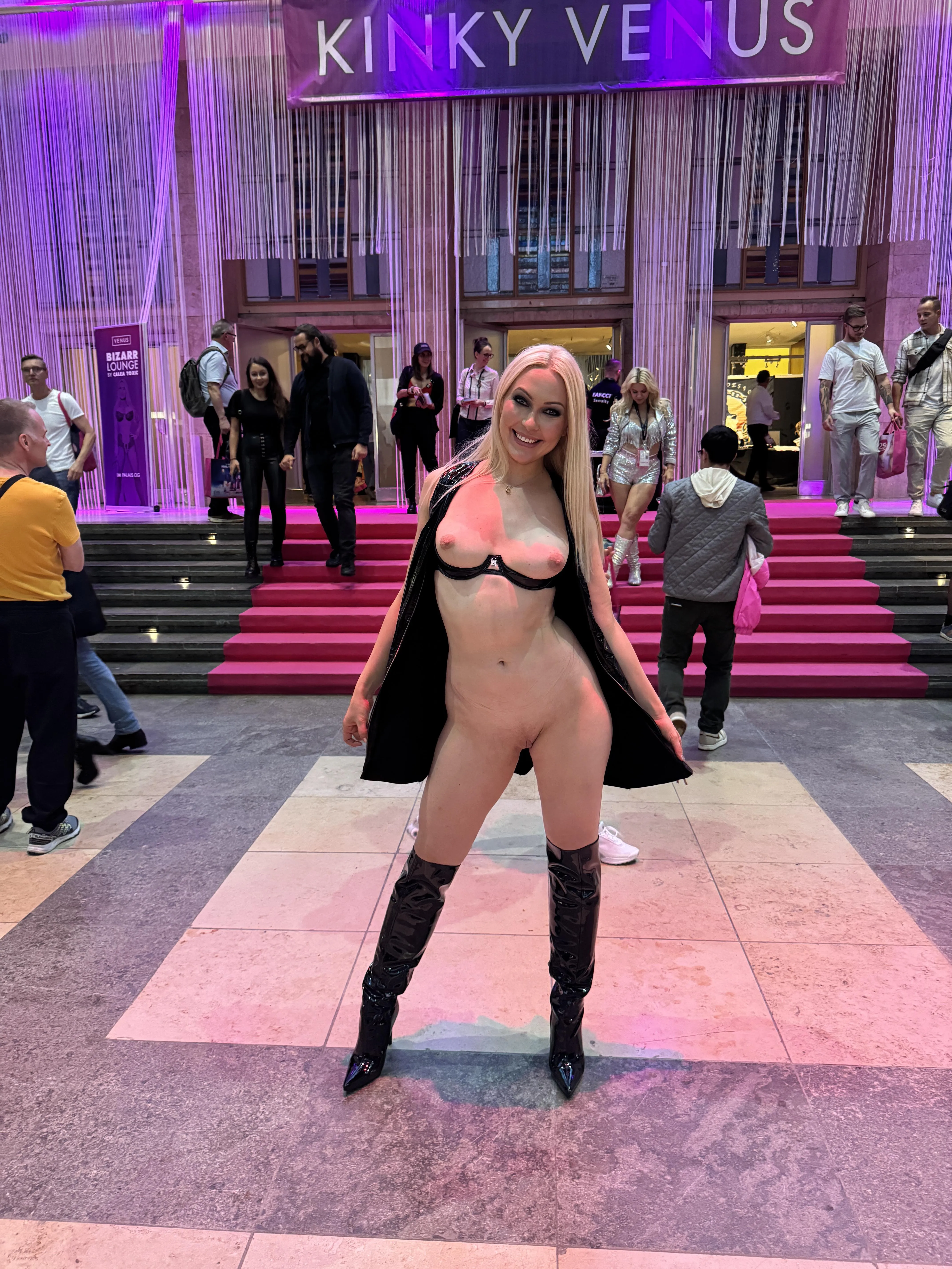 I love these kinds of parties where I can walk around naked!