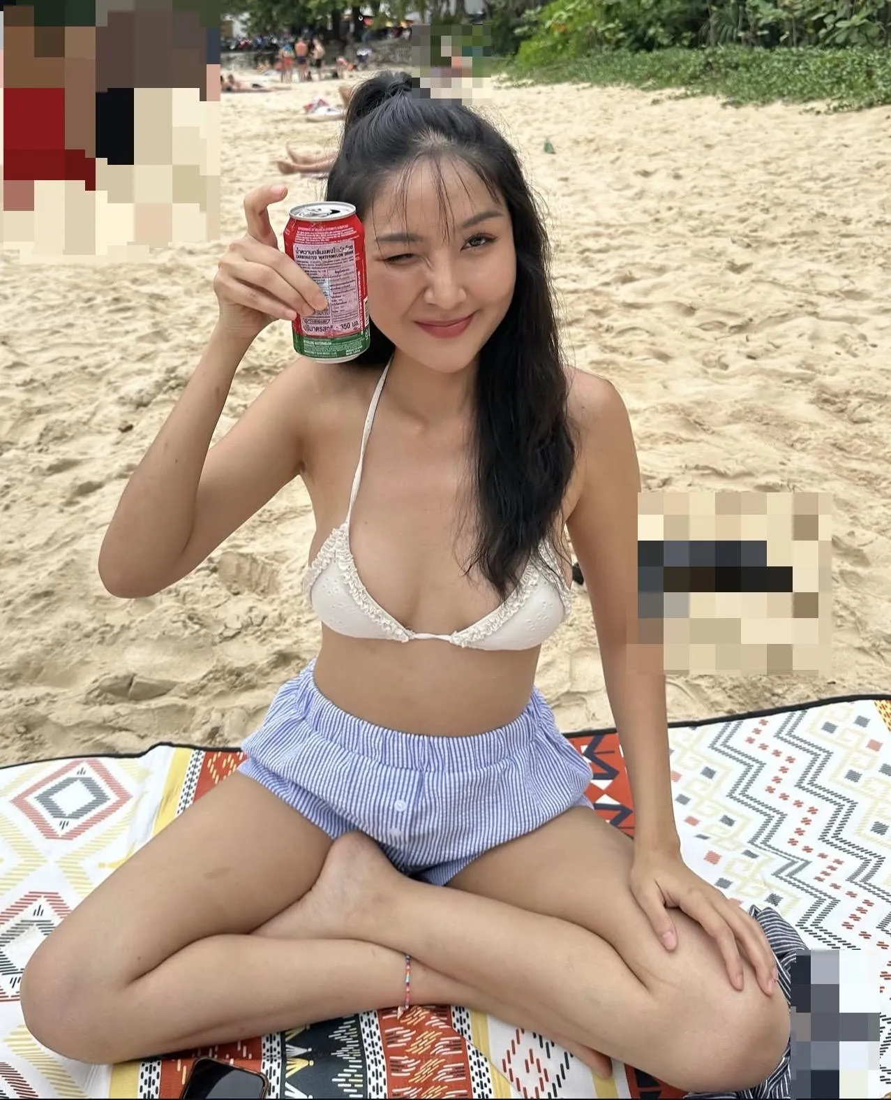 Want to share her drink ?