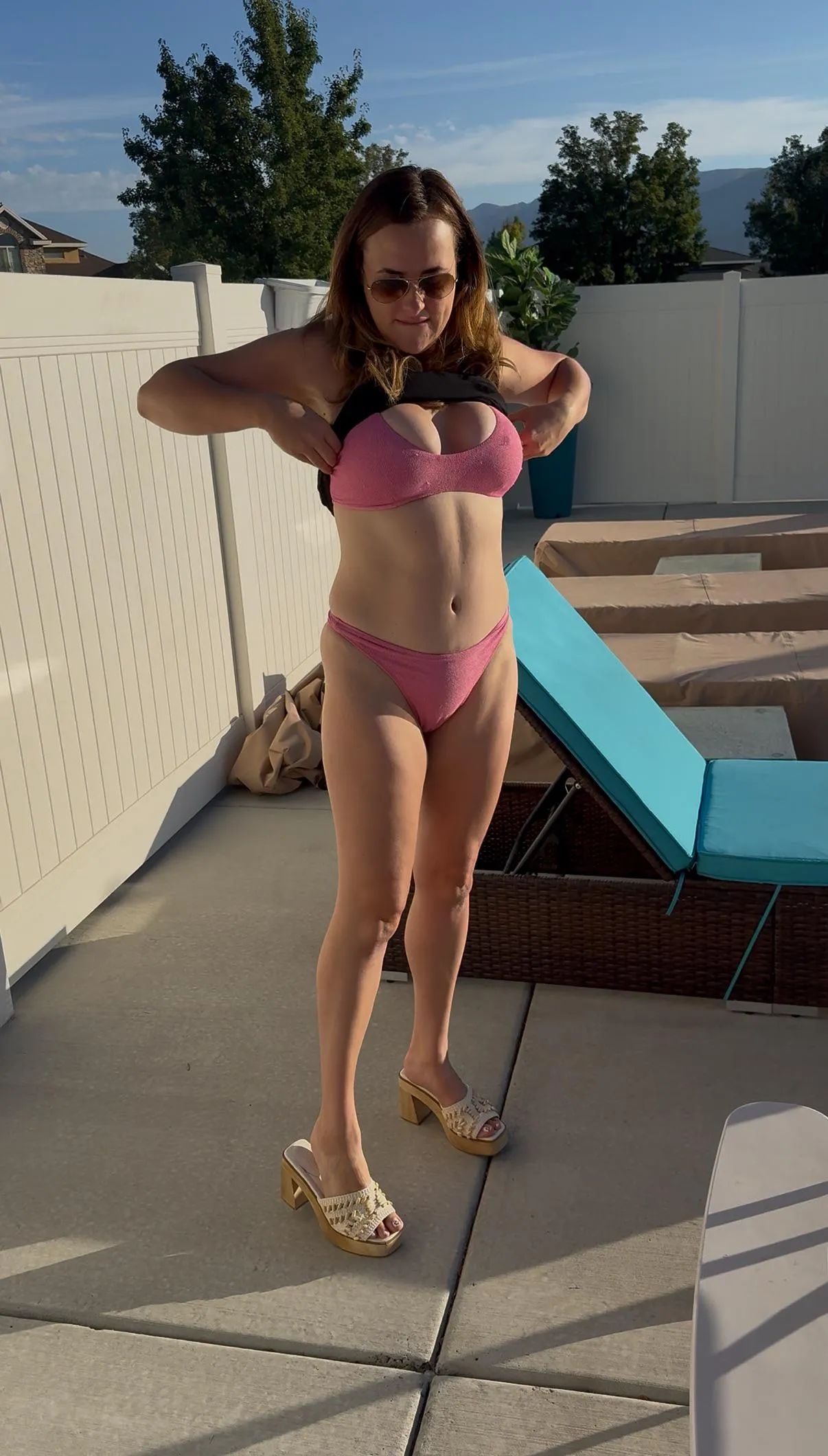 I need some company at the pool, please !