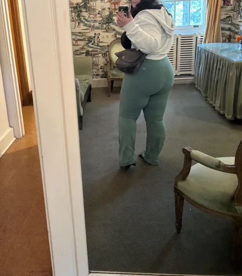 Jewish girl with a dumptruck booty