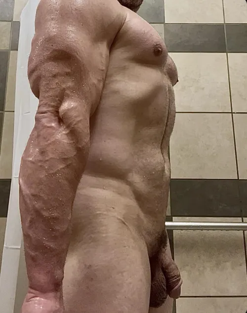 Raise your hand if you like thick married gym guys