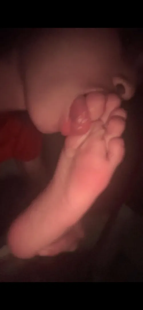Who wants to watch me lick my small soles with my tiny tongue🤧