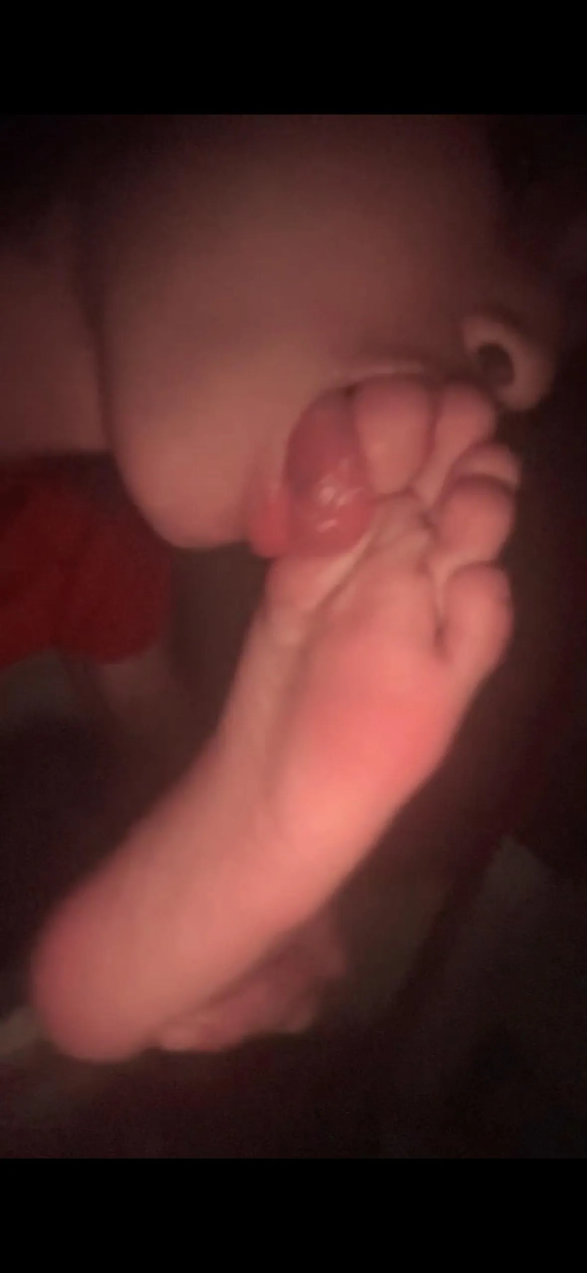 Who wants to watch me lick my small soles with my tiny tongue🤧