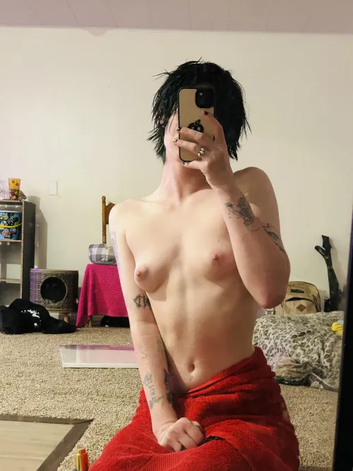 Just moved, so here’s my second selfie in the new house!