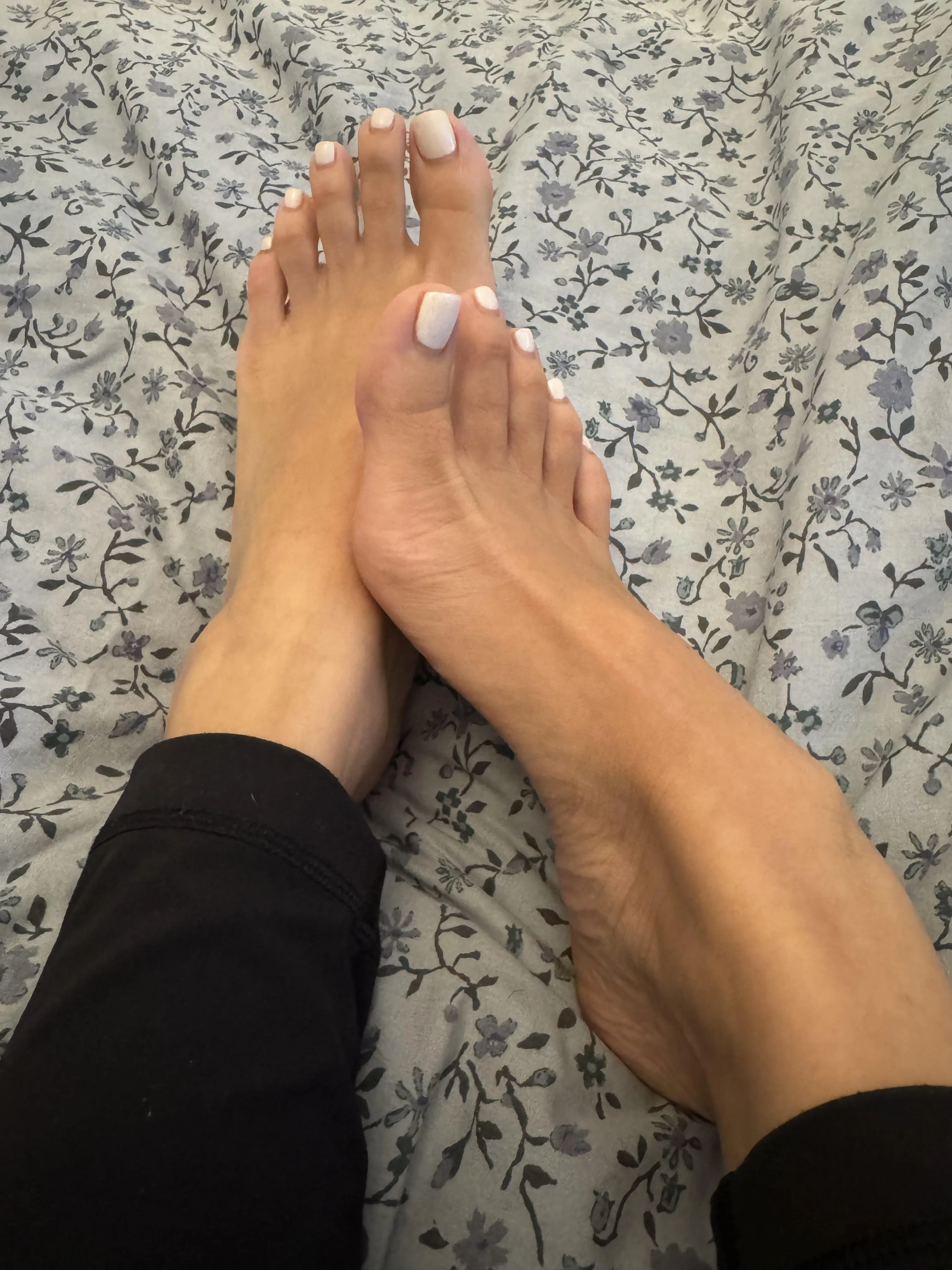 Long white toes 🤍