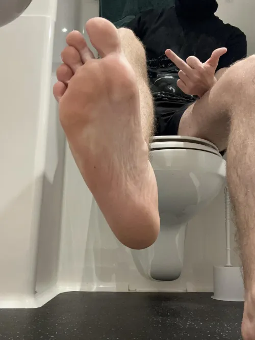 You see this body sole, my middle finger and my hairy legs and that brain just shuts down. You turn into a brainless wallet and can’t help out let me fuck you.🤑🤑😏
