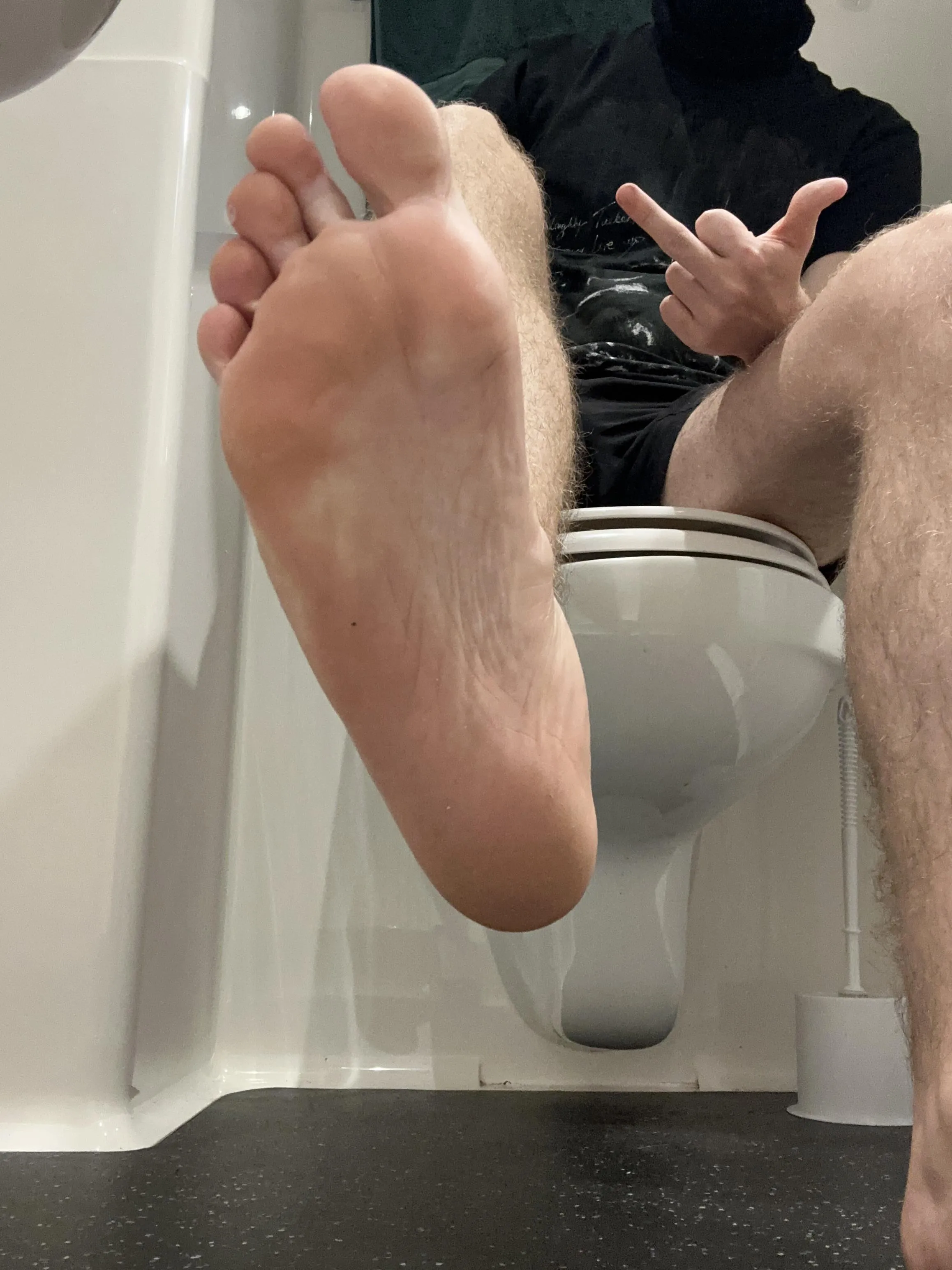You see this body sole, my middle finger and my hairy legs and that brain just shuts down. You turn into a brainless wallet and can’t help out let me fuck you.🤑🤑😏