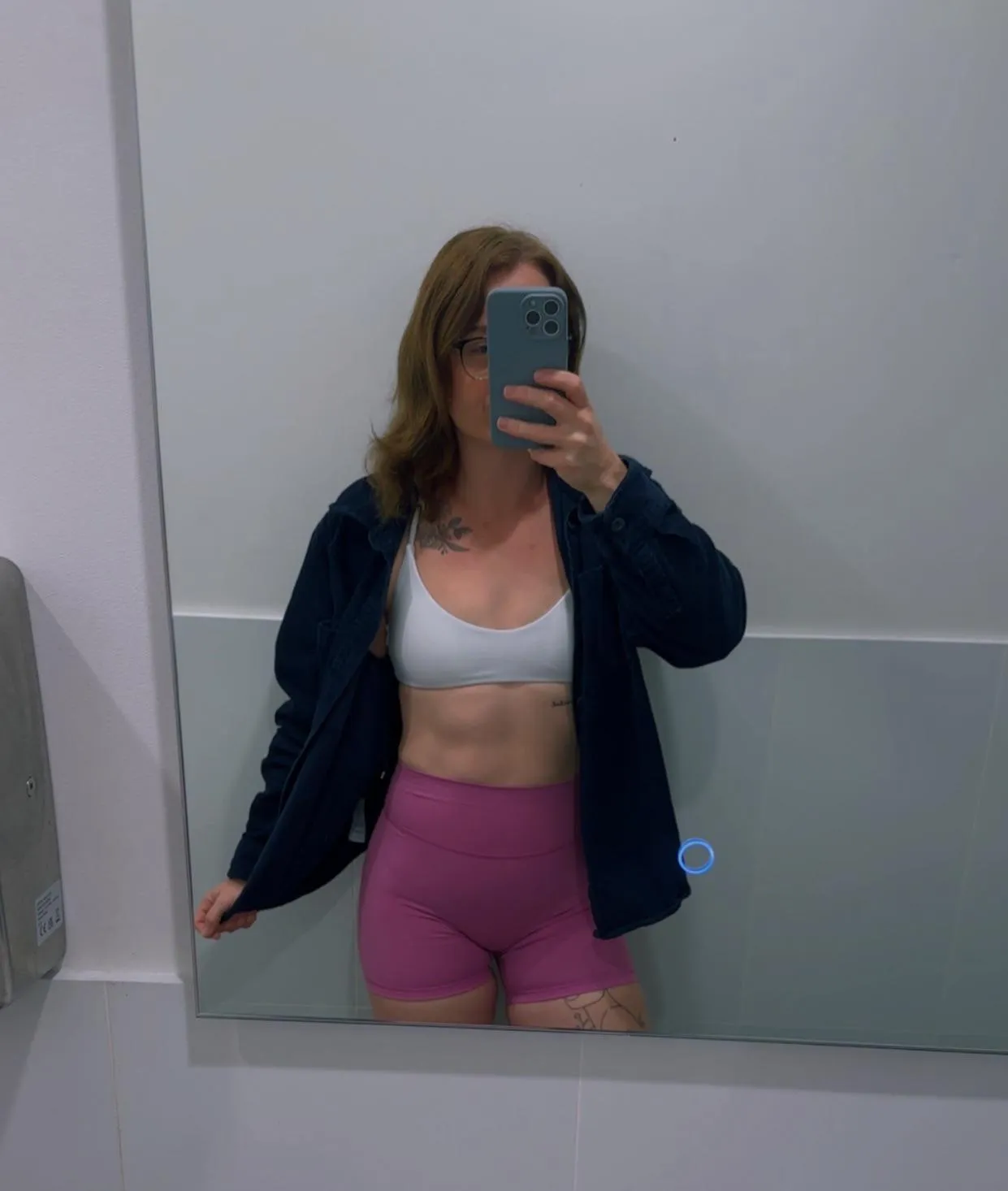 I love that even though I’ve been eating extra lately, my abs are still visible 🙌 obsessed (OC)